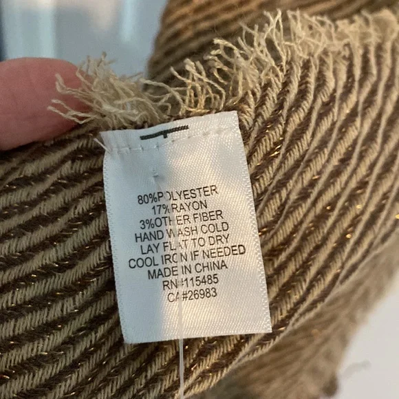 Gold thread fall scarf - Picture 4 of 6